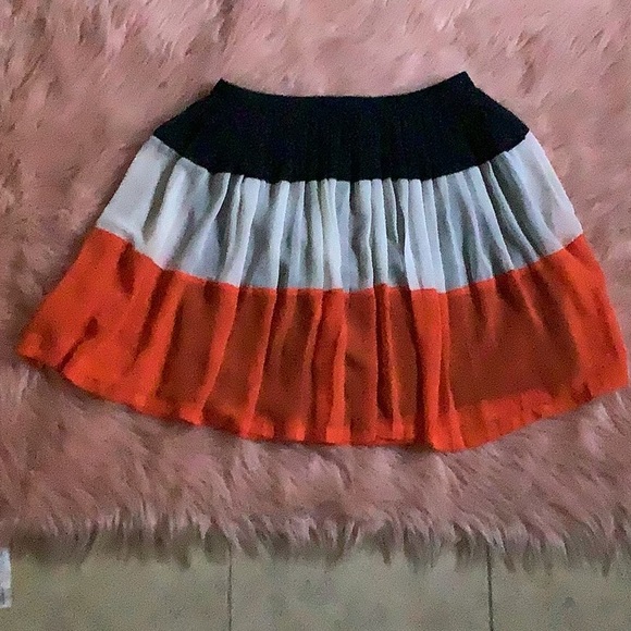 Banana Republic Pleated Contrast Skirt🖤🤍🧡 - Picture 2 of 6